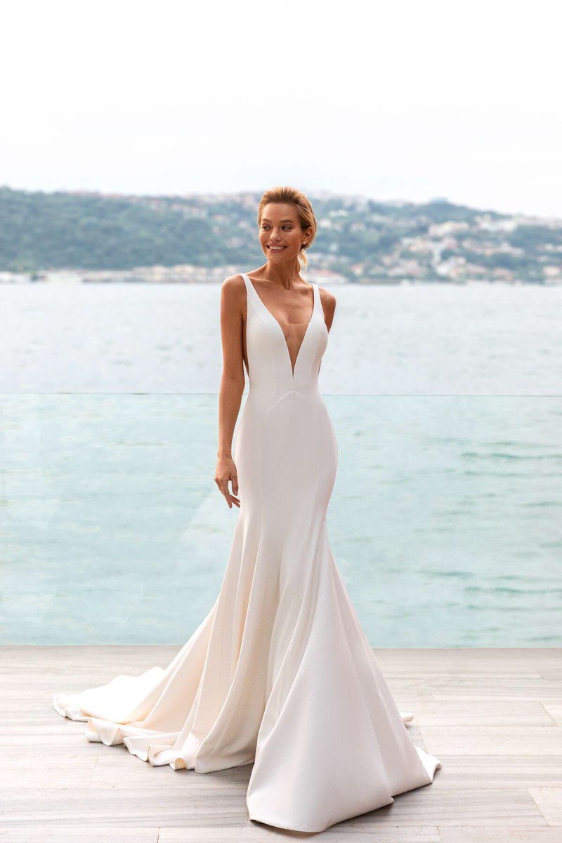 PollardiGroup's tweet photo. Callisto | 08211
Mysterious Bosphorus collection by #DariaKarlozi

One-piece dress with a fish silhouette. The accent is made on the expensive suiting fabric, which has a dense texture and a beautiful noble shine. 

https://t.co/0neBWeRhk9
#wedding #weddingdress #weddingday https://t.co/90SAv3Zs6f