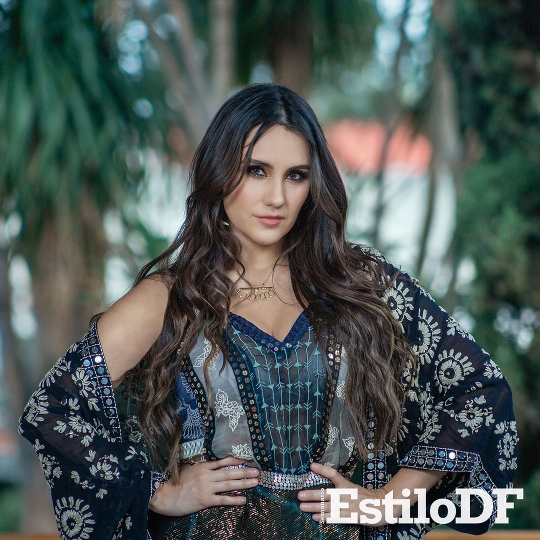 EstiloDF's tweet photo. ¡Nuestra portada de esta semana es @DulceMaria ! 🥰😍💕 ¿Ya vieron lo guapa que se ve en todas las fotos? ¿Cuál es su favorita? ✨ https://t.co/WxvhUGWHbN