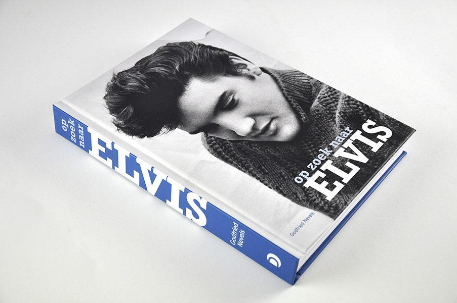 elvisdaybyday's tweet photo. Dutch author, journalist and music critic Godfried Nevels wrote the book ‘Op Zoek naar Elvis’ which can be translated as ‘Searching For Elvis’. Here is my review: https://t.co/FAuNnMhxwi #Elvis #ElvisPresley #Lecturis https://t.co/WQgcTcGseU