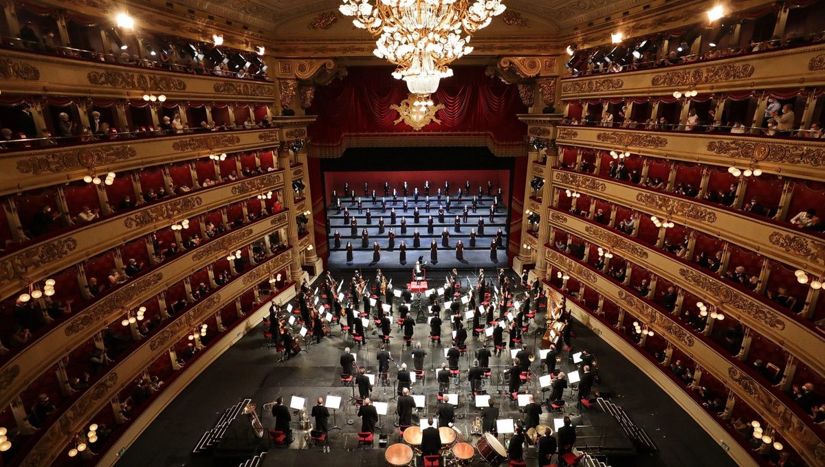 NaniPuffo's tweet photo. Milano, lo splendido Teatro #allaScala in attesa del Macbeth che inaugurerà la stagione operistica! #S.Ambrogio https://t.co/pKcUa6Os9M