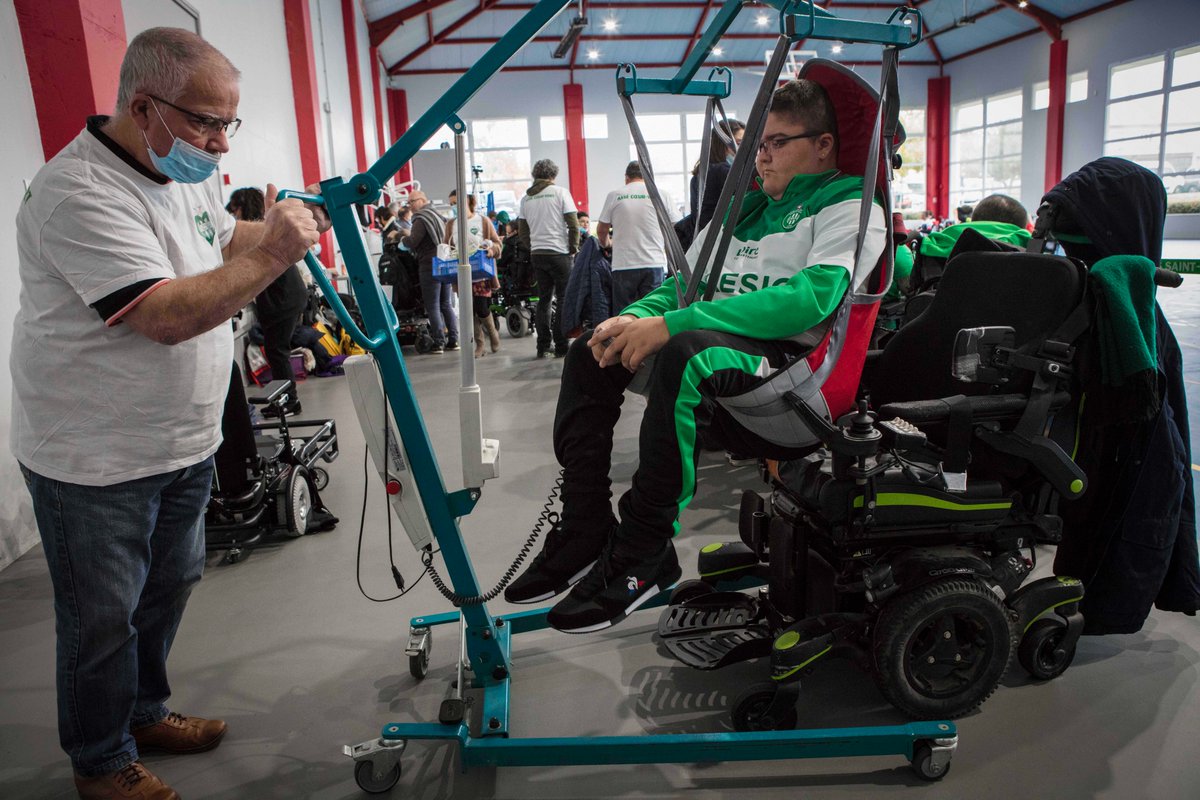 AesioMutuelle's tweet image. #HistoireDeLiens #footfauteuil ⚽ 👨‍🦽 Avant le match, les joueurs passent de leurs fauteuils de ville aux fauteuils de foot. Le père transfert son jeune fils grâce à une machinerie sophistiquée et sécurisante. © @clarissrebotier @ASSECoeurVert