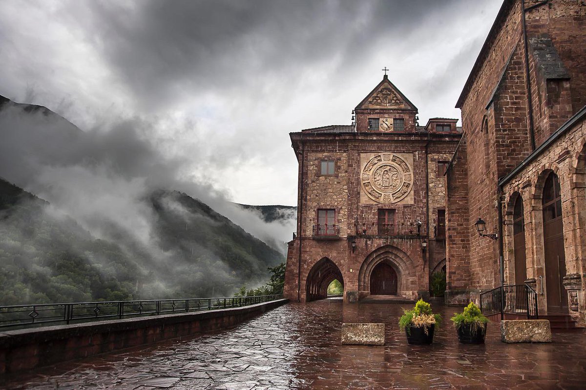 lariojaturismo's tweet photo. ¡Qué #paisajes tan maravilloso tenemos en La Rioja!
Entornos llenos de paz y tranquilidad de la Sierra de la Demanda nos conducen hasta el #MonasteriodeValvanera 😍 ¡Acompáñanos! ➡ https://t.co/yp3ZPUlHuZ
#destinoseguro #temerecesEspaña #temerecesLaRioja https://t.co/ieykQRWy6F