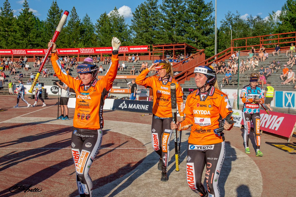 Kirittaret's tweet photo. Yhteistyömme @ValtraGlobal kanssa jatkuu myös #pesis kaudella -22. Laajenevan kumppanuuden myötä #valtra näkyy upeiden stadionmainosten lisäksi jatkossa myös peliasussamme. Kiitos! #yourworkingmachine #pesis100 #jyväskylä #liikuntapääkaupunki #elämänenergiaa #uuttakohti https://t.co/wzcbjCJmFW