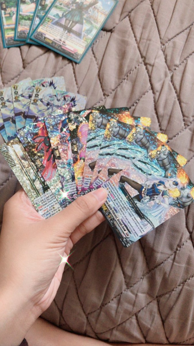 keippuccino_'s tweet photo. got a bunch of triple rare foiling cards for my main decks!!! also bought a new starter deck to try! they're beautiful 🤩 

#cardfightvanguard #bastion #seraphsnow #lyricalmonasterio #kairi #tcgworld #TCG https://t.co/6MCsh7T7gL