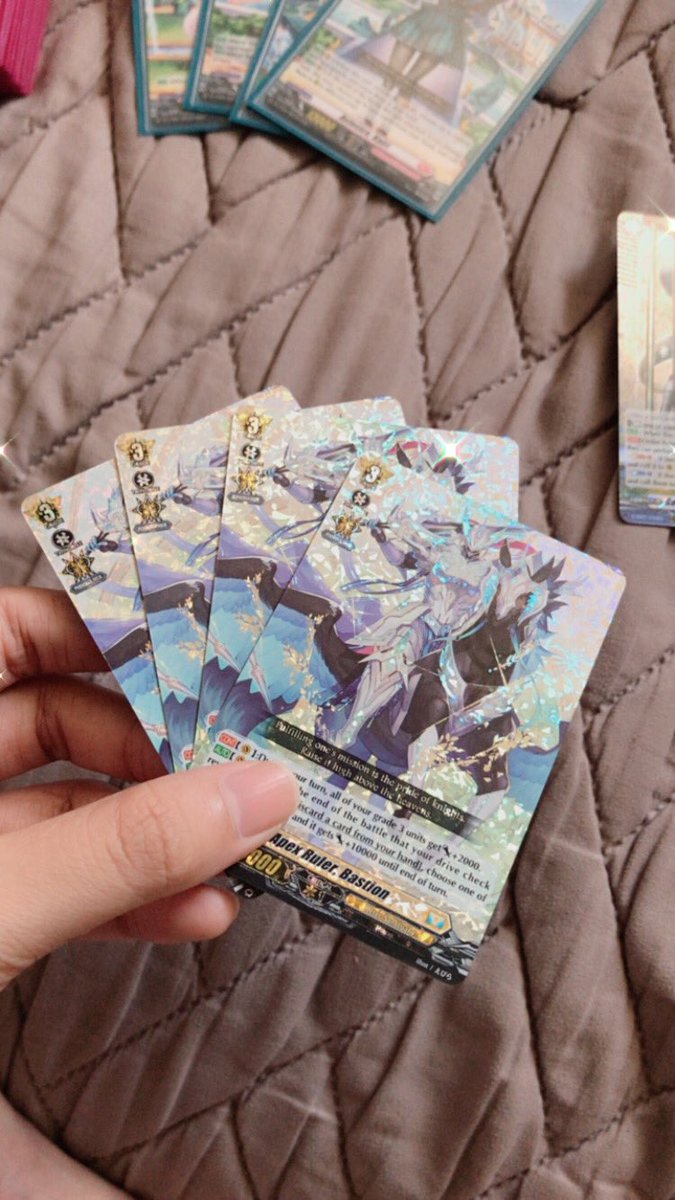 keippuccino_'s tweet photo. got a bunch of triple rare foiling cards for my main decks!!! also bought a new starter deck to try! they're beautiful 🤩 

#cardfightvanguard #bastion #seraphsnow #lyricalmonasterio #kairi #tcgworld #TCG https://t.co/6MCsh7T7gL