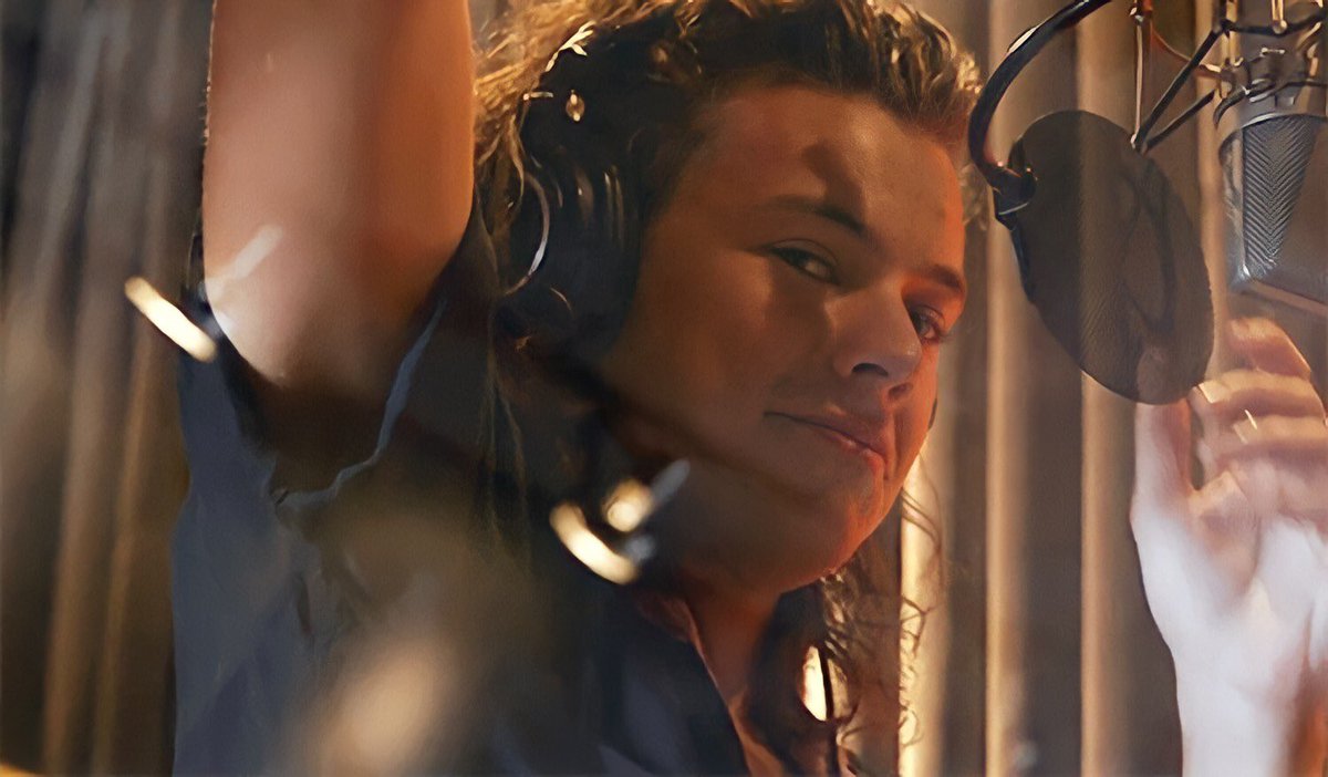 harrydailyposts's tweet photo. pov: long hair harry styles in the recording studio smirking at you https://t.co/46ZuhKYEv5