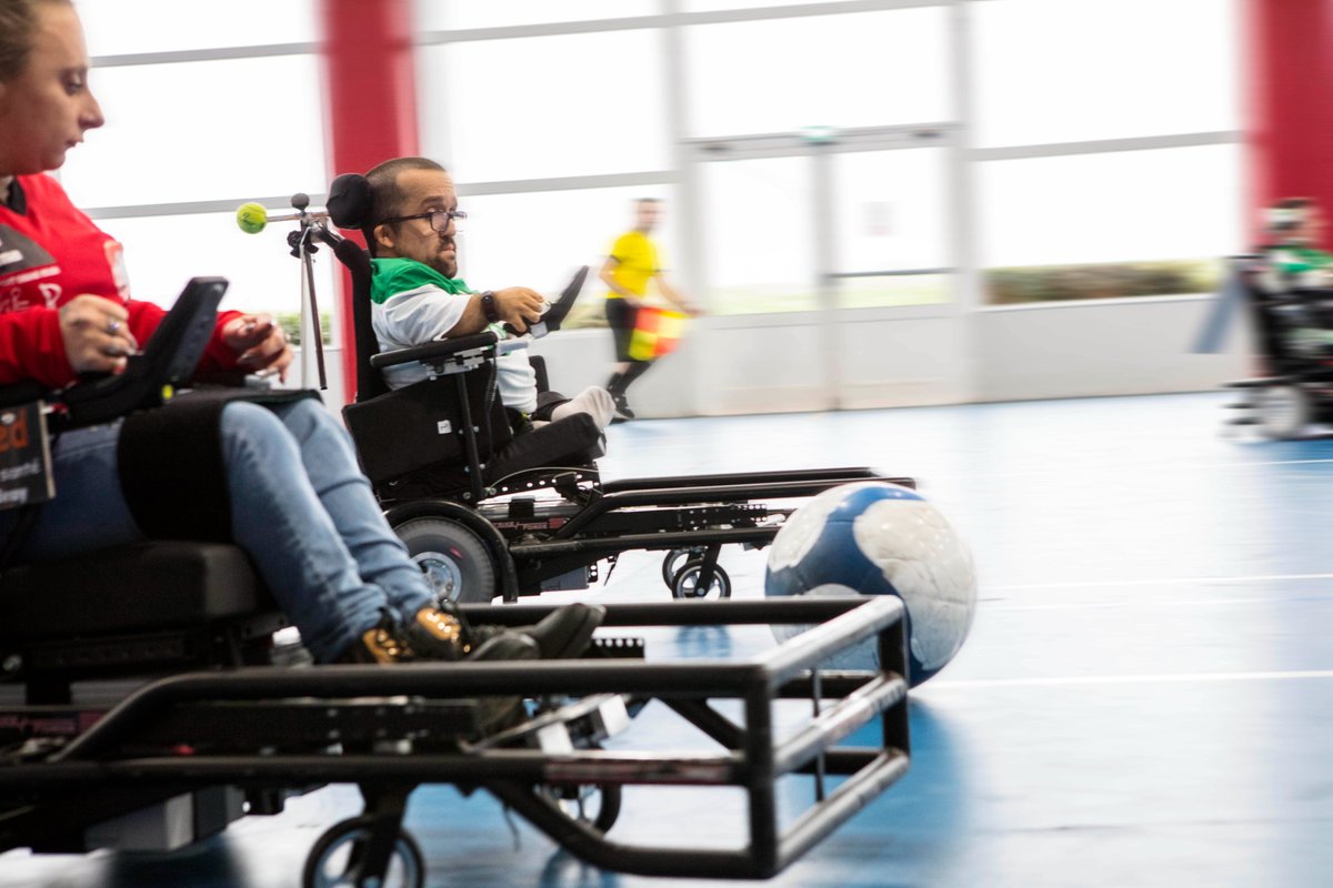 AesioMutuelle's tweet image. ⚽ 👨‍🦽 En pleine action ! Les fauteuils #handisport sont bridés à 10 km/h mais tout réside dans la maitrise du véhicule. Les joueurs parviennent à garder le ballon par d’habiles coups de manettes. #HistoireDeLiens © @clarissrebotier @ASSECoeurVert