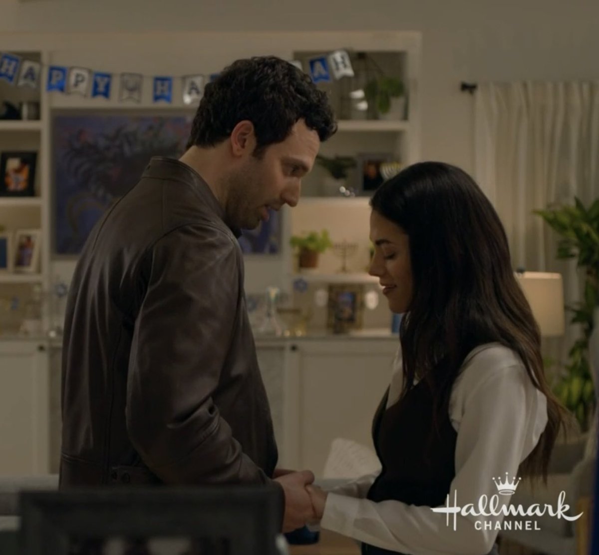 HallmarkBlissed's tweet photo. Omg this scene! My heart is racing. Goodness this is sweet! He is so in love with her! π©π©π©How does she not see it?! ππ€π #EightGiftsOfHanukkah @hallmarkchannel @InbarLavi #JakeEpstein #Hallmarkies #HallmarkBlissed https://t.co/2bIJDReet9