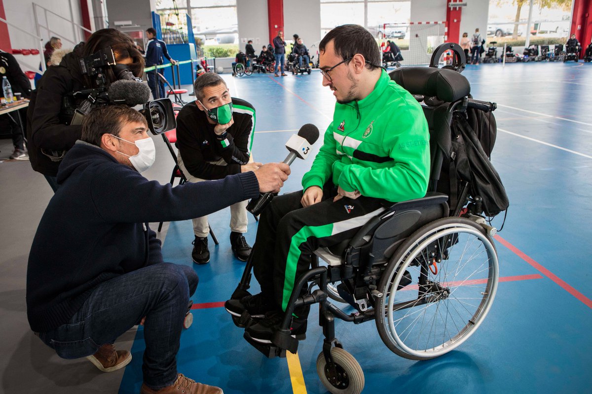 AesioMutuelle's tweet image. 📺@F3Rhone_Alpes était présente pour la reprise du championnat #footfauteil ! Les journalistes ont interviewé 🎙plusieurs joueurs de l’équipe. Cela faisait deux ans qu’ils ne s’étaient pas retrouvés. #HistoireDeLiens © @clarissrebotier @ASSECoeurVert