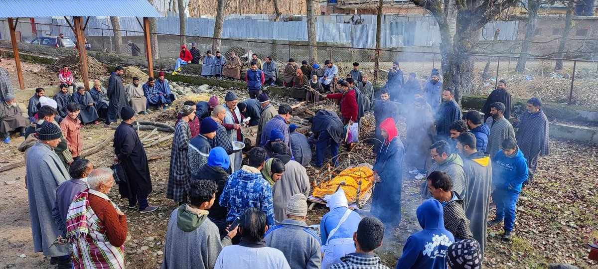 Umaisar_Gull's tweet photo. Setting an example of communal harmony and #brotherhood, local Muslims in #Begam Kulgam came together to help perform the last rites of Hindu woman who died on Tuesday after brief illness. https://t.co/WQcYmVx8ZX