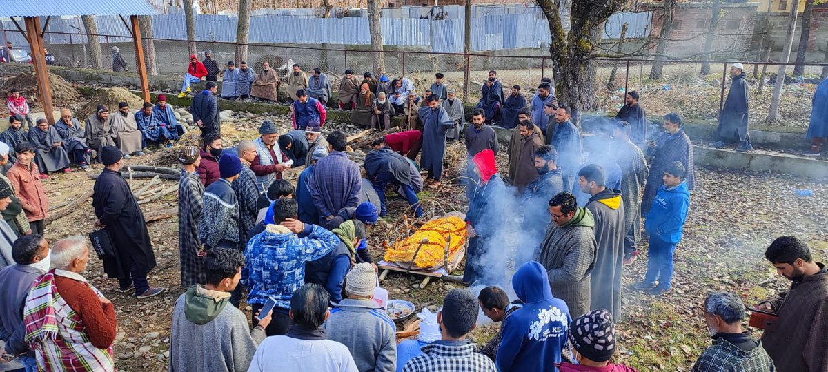 Umaisar_Gull's tweet photo. Setting an example of communal harmony and #brotherhood, local Muslims in #Begam Kulgam came together to help perform the last rites of Hindu woman who died on Tuesday after brief illness. https://t.co/WQcYmVx8ZX