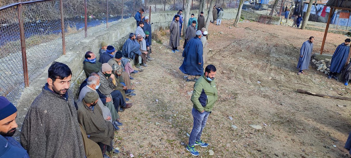Umaisar_Gull's tweet photo. Setting an example of communal harmony and #brotherhood, local Muslims in #Begam Kulgam came together to help perform the last rites of Hindu woman who died on Tuesday after brief illness. https://t.co/WQcYmVx8ZX