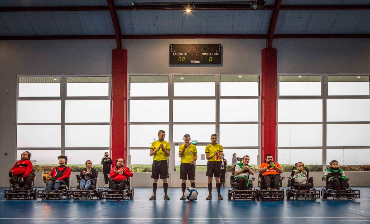 AesioMutuelle's tweet image. ⚽ 👨‍🦽 Début de match. Au #footfauteuil, les équipes sont plus réduites. 4 joueurs dont le gardien dans chaque équipe vont s’affronter. Autre spécificité : les équipes sont mixtes. Que les meilleur(e)s gagnent ! © @clarissrebotier @ASSECoeurVert