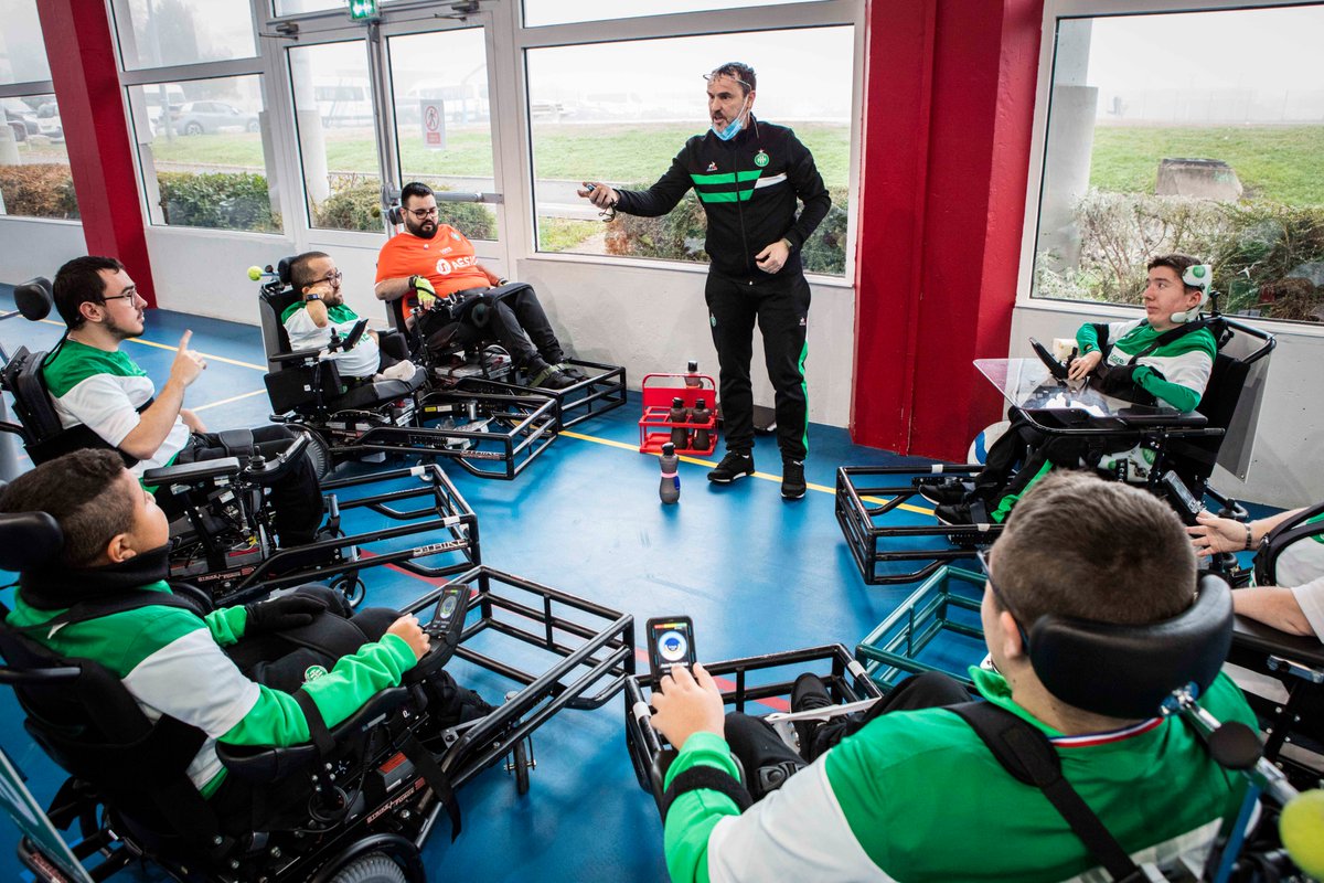 AesioMutuelle's tweet image. #HistoireDeLiens ⚽ 👨‍🦽 #footfauteuil C’est la mi-temps. L’entraîneur fait preuve de fermeté et d’encouragement pour motiver les troupes. Chacun a droit à son tour de parole. © @clarissrebotier @ASSECoeurVert