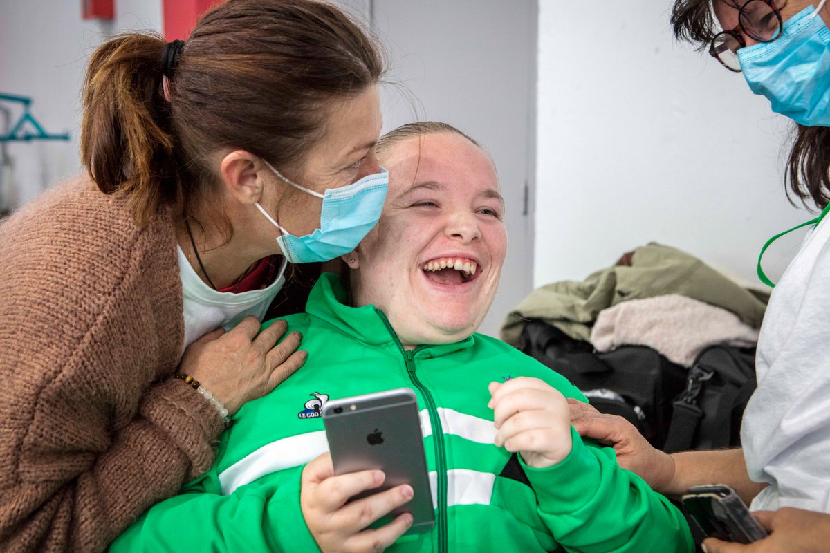 AesioMutuelle's tweet image. 💚Les liens de complicité sont très forts dans le #footfauteuil. Tout le monde s’encourage et plaisante. Cela crée une ambiance joyeuse et rassurante pour les joueurs. Entre les matchs, les arbitres viennent saluer tous les participants. 📷 © @clarissrebotier @ASSECoeurVert