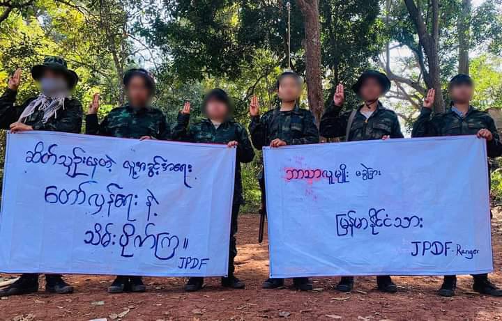 mia_ki1485's tweet photo. JPDF members in the Jungle Area from Kayah State, protesting against the military dictatorship  by chanting slogans "Seize our lost human rights by Revolution". #Cambodia_RejectTerrorists #WhatsHappeningInMyanmar #Dec7Coup https://t.co/sdPj0m3nO0
