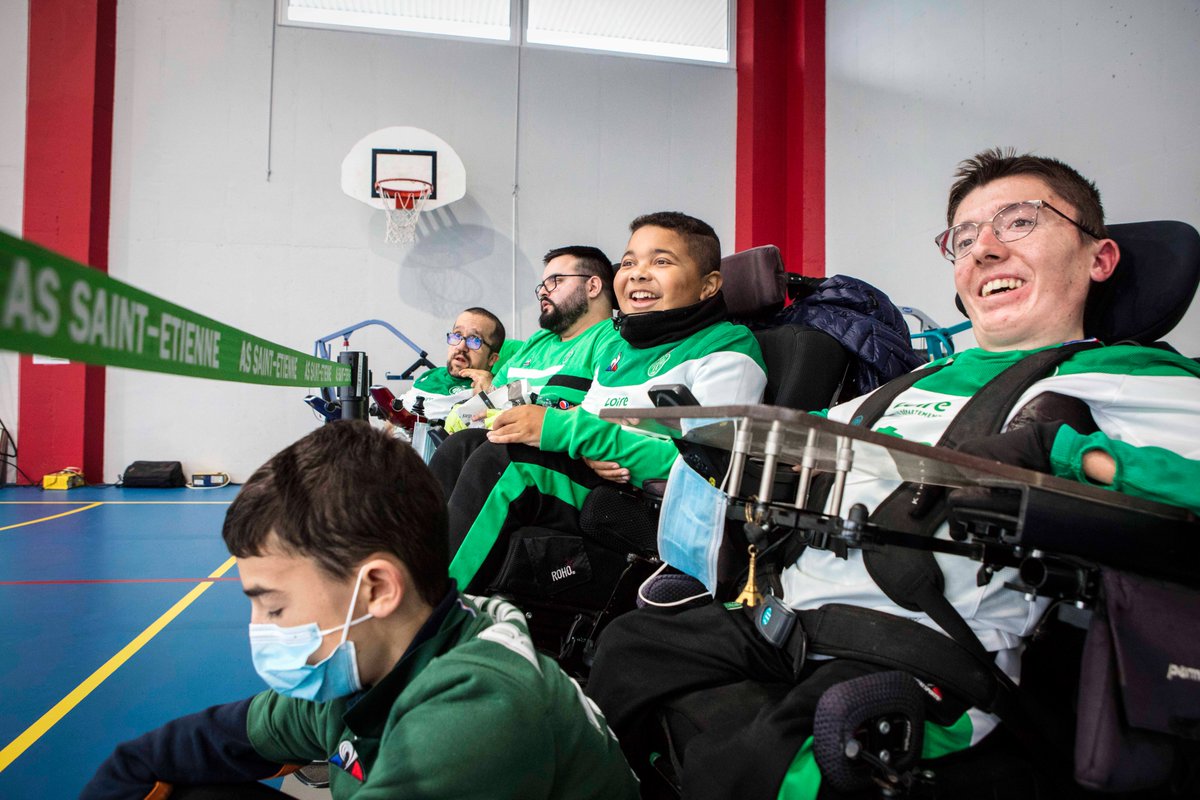 AesioMutuelle's tweet image. 📷 #HistoireDeLiens En attendant leur prochain match, les joueurs de l’ASSE encouragent les équipes adverses du championnat. La solidarité est forte au sein du #footfauteuil. © @clarissrebotier @ASSECoeurVert