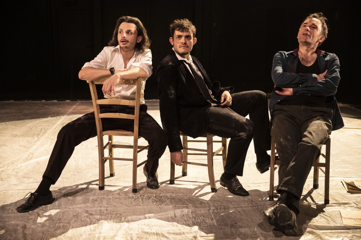 sceneweb's tweet photo. [critique] @VincentBouquet Sentinelles, le trio de choc de Jean-François Sivadier https://t.co/Gwr9PBXd4p Au @TNP_theatre, le dramaturge et metteur en scène poursuit son exploration de l’art et des artistes à travers les portraits croisés de trois jeunes pianistes. https://t.co/leXgjL8sgJ