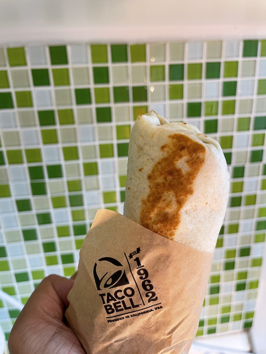 sightsofcy's tweet photo. I’m having a real Burrito today from TacoBell. 🌯🌮 #GrabAway https://t.co/nIUsh26eKr