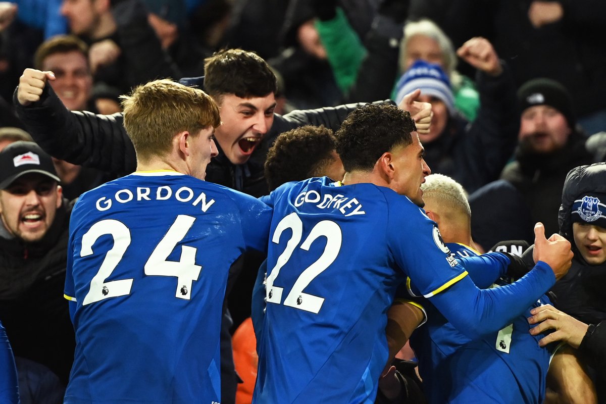 Everton's tweet photo. Winning together. 💙 https://t.co/XkeramTPUm