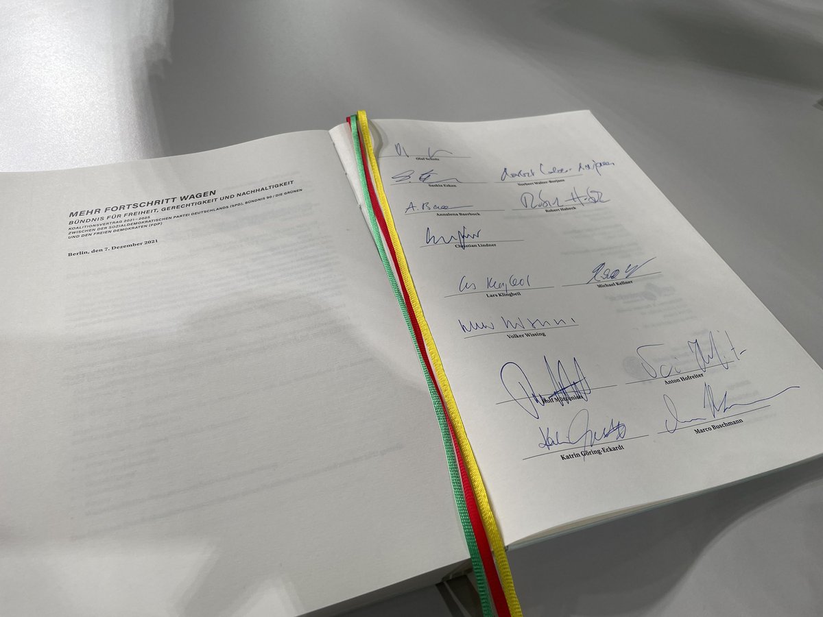 moritz_roedle's tweet photo. Und so sieht das dann unterschrieben aus. #Koalitionsvertrag #Ampelkoalition https://t.co/2ivLPot8X6