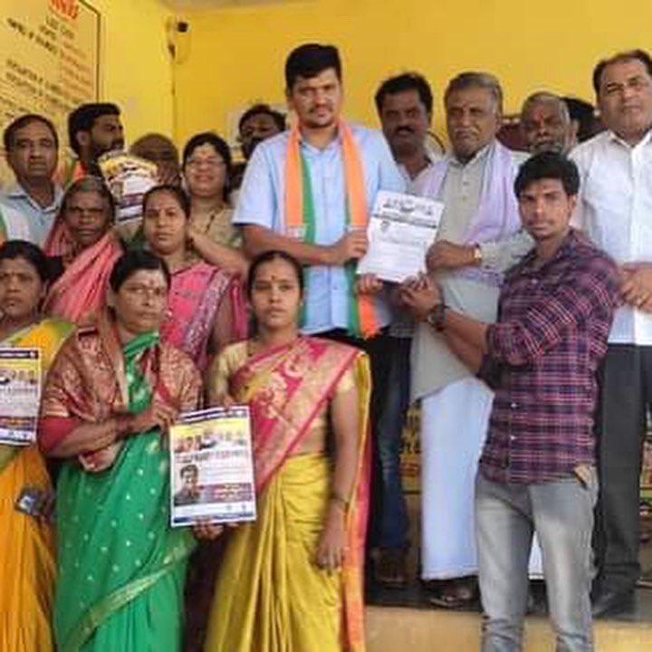 sankalpshettar's tweet photo. ವಿಧಾನಪರಿಷತ್ ಚುನಾವಣೆ ಹಿನ್ನೆಲೆ ಧಾರವಾಡ ಜಿಲ್ಲೆಯ ಕುರುಬಗಟ್ಟಿ ಗ್ರಾಮದ ಆಂಜನೇಯ ದೇವಸ್ಥಾನದಲ್ಲಿ ಪೂಜೆ ಸಲ್ಲಿಸಿ,ಕುರುಬಗಟ್ಟಿ ಗ್ರಾಮ ಪಂಚಾಯತ್ ಅಧ್ಯಕ್ಷರು, ಸದಸ್ಯರು  ಹಾಗೂ ಸ್ಥಳೀಯ ಮುಖಂಡರೊಂದಿಗೆ ಸಭೆ ನಡೆಸಿ (1/2) https://t.co/xFI4irt52M