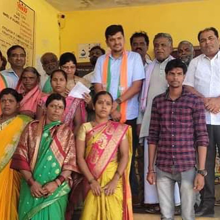 sankalpshettar's tweet photo. ವಿಧಾನಪರಿಷತ್ ಚುನಾವಣೆ ಹಿನ್ನೆಲೆ ಧಾರವಾಡ ಜಿಲ್ಲೆಯ ಕುರುಬಗಟ್ಟಿ ಗ್ರಾಮದ ಆಂಜನೇಯ ದೇವಸ್ಥಾನದಲ್ಲಿ ಪೂಜೆ ಸಲ್ಲಿಸಿ,ಕುರುಬಗಟ್ಟಿ ಗ್ರಾಮ ಪಂಚಾಯತ್ ಅಧ್ಯಕ್ಷರು, ಸದಸ್ಯರು  ಹಾಗೂ ಸ್ಥಳೀಯ ಮುಖಂಡರೊಂದಿಗೆ ಸಭೆ ನಡೆಸಿ (1/2) https://t.co/xFI4irt52M