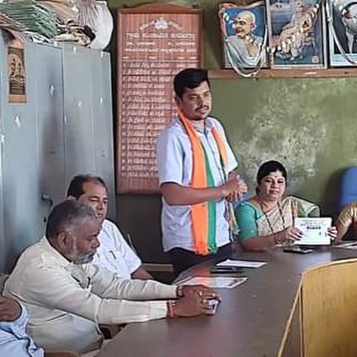 sankalpshettar's tweet photo. ವಿಧಾನಪರಿಷತ್ ಚುನಾವಣೆ ಹಿನ್ನೆಲೆ ಧಾರವಾಡ ಜಿಲ್ಲೆಯ ಕುರುಬಗಟ್ಟಿ ಗ್ರಾಮದ ಆಂಜನೇಯ ದೇವಸ್ಥಾನದಲ್ಲಿ ಪೂಜೆ ಸಲ್ಲಿಸಿ,ಕುರುಬಗಟ್ಟಿ ಗ್ರಾಮ ಪಂಚಾಯತ್ ಅಧ್ಯಕ್ಷರು, ಸದಸ್ಯರು  ಹಾಗೂ ಸ್ಥಳೀಯ ಮುಖಂಡರೊಂದಿಗೆ ಸಭೆ ನಡೆಸಿ (1/2) https://t.co/xFI4irt52M
