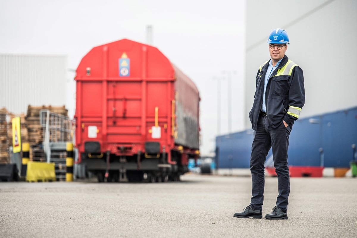 Gebruik maken van truck, binnenvaart én spoor? Dat kan zeker, maar er is nog een wereld te winnen. We spreken met verladers die de switch al hebben gemaakt. Outukampu is om en vertelt welke uitdagingen hij is tegengekomen. thefutureisours.nl/logistieke-die…