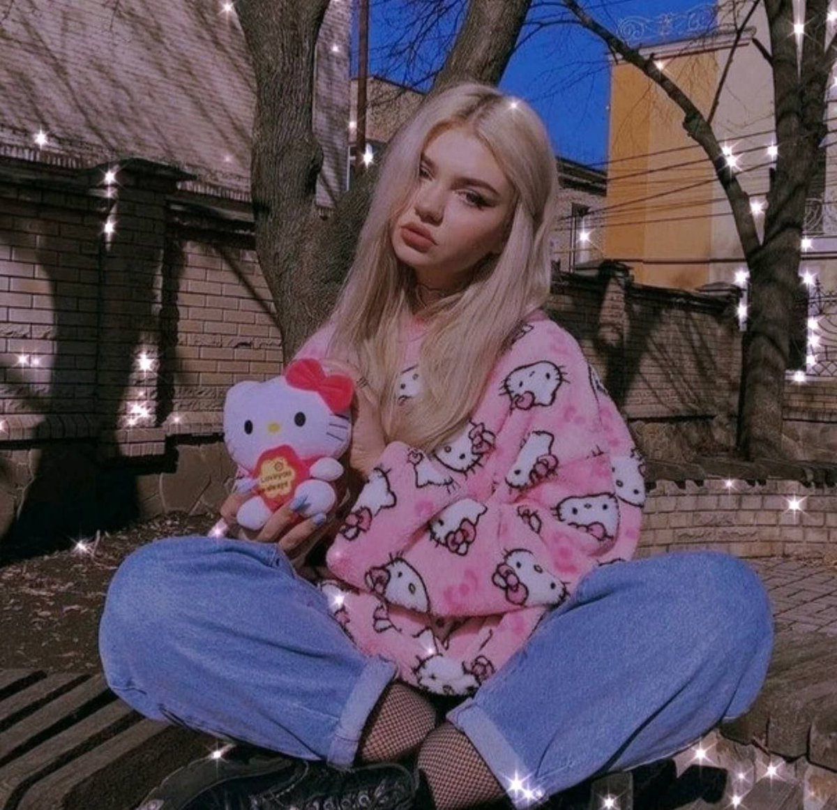 --
لا تصدقي من يقول لكِ لا يهمني شكلك بل تهمني روحك ، صدقيني لن يهتم لروحكِ سوى عزرائيل.