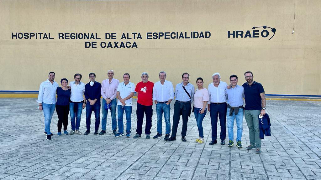 InfoAeu's tweet photo. La AEU recupera su labor humanitaria quirúrgica tras la pandemia junto a la Fundación Miguel Litton e Iberdrola en Oaxaca, México
@MiguelLitton 
@iberdrolamex 

#brigadas
#brigadasurológicas 
#fundacionmiguellitton 
#urología
#cirugíaurológica 
#cirugía 
#solidaridad 
#oaxaca https://t.co/hxVdubd1Xq