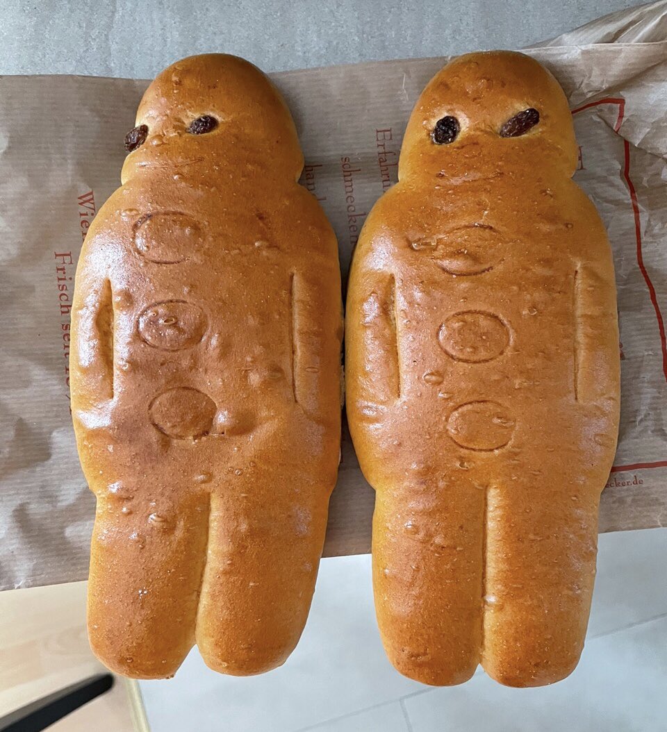 산타클로스빵이라고 해서 너무 놀라서 사왔는데... 아니 여기의 뭐가 산타클로스예요😂 독일의 빵.. 알다가도 모르겠다