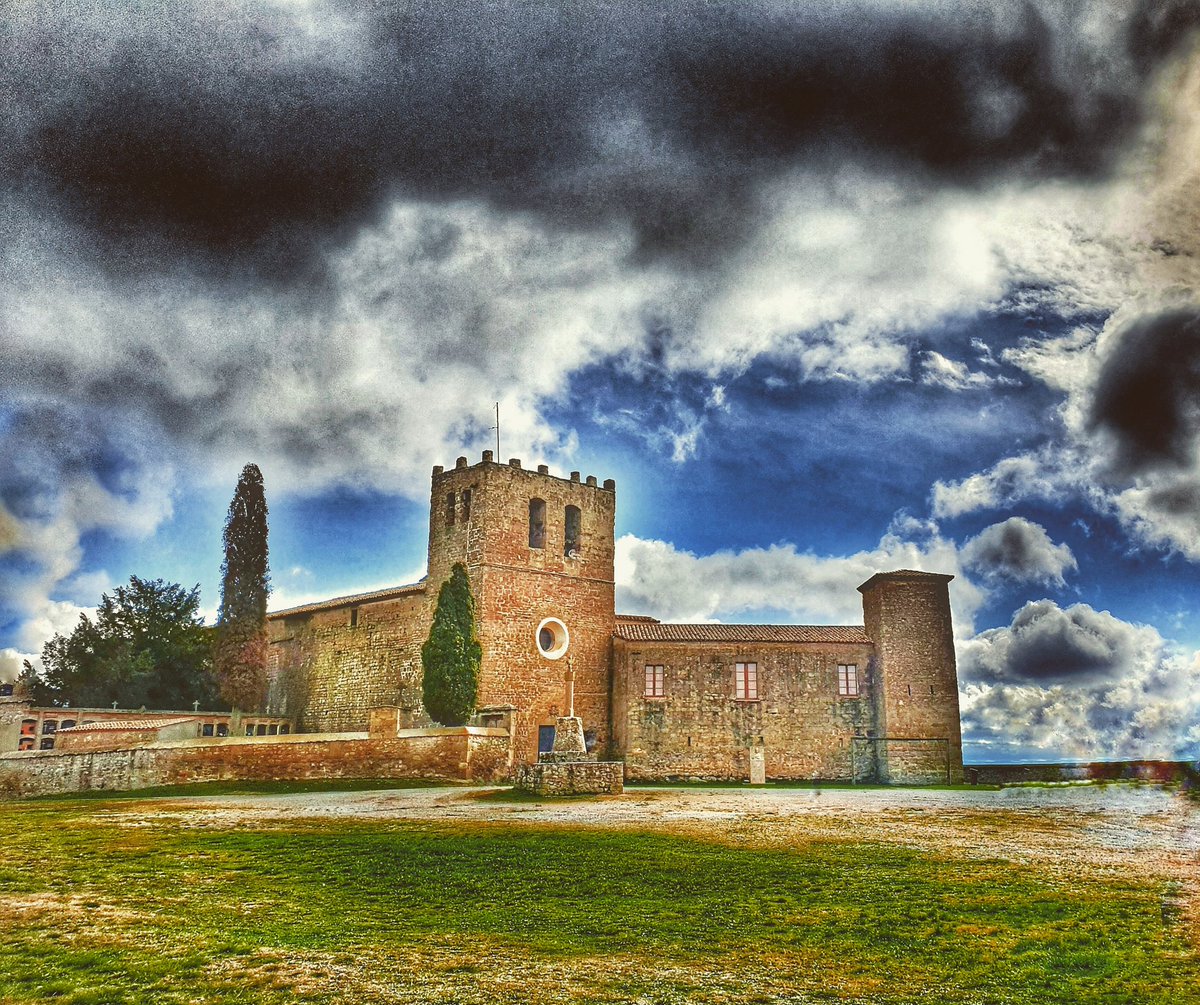 Abadia Benedictina de Santa Maria de Serrateix, ara parròquia del municipi de Viver i Serrateix, al Berguedà. 730 m d'altitud, segle X, conviuen 3 estils arquitectònics romànic, gòtic i neoclàssic. L'indret de Serrateix fou repoblat al segle IX de la mà del comte Guifré el Pilós.