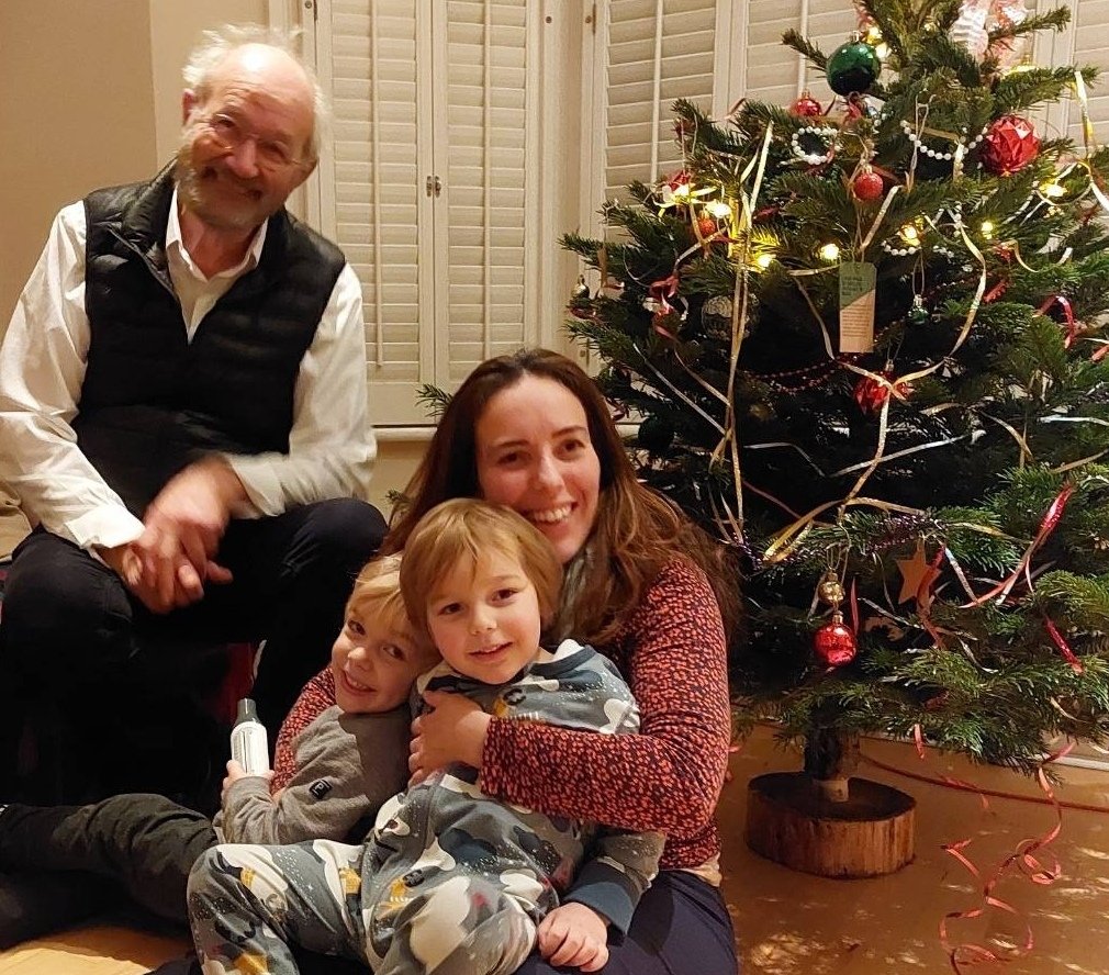 Stella_Assange's tweet photo. We decorated the Christmas tree with Julian's dad John. 

We hope Julian will be home for #Christmas.

#Assange #FREEASSANGENOW #JournalismIsNotACrime #FreeAllpoliticalPrisoners https://t.co/R7VhhJslZP
