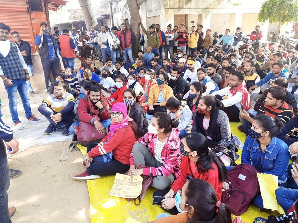 jeetjaat11's tweet photo. #लखनऊ: बेसिक शिक्षा विभाग में 97000 नई शिक्षक भर्ती का विज्ञापन जारी कराने के लिए बीटीसी - डीएलएड अभ्यर्थियों का #SCERT कार्यालय पर शांति पूर्ण धरना प्रदर्शन, सरकार से चुनाव के पहले विज्ञापन जारी करने की मांग हुई तेज.
@myogiadityanath @CMOfficeUP
 https://t.co/6vMHtuij1O