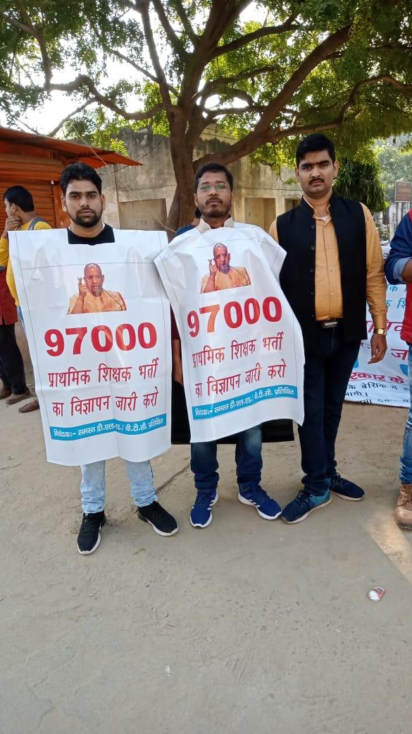 jeetjaat11's tweet photo. #लखनऊ: बेसिक शिक्षा विभाग में 97000 नई शिक्षक भर्ती का विज्ञापन जारी कराने के लिए बीटीसी - डीएलएड अभ्यर्थियों का #SCERT कार्यालय पर शांति पूर्ण धरना प्रदर्शन, सरकार से चुनाव के पहले विज्ञापन जारी करने की मांग हुई तेज.
@myogiadityanath @CMOfficeUP
 https://t.co/6vMHtuij1O