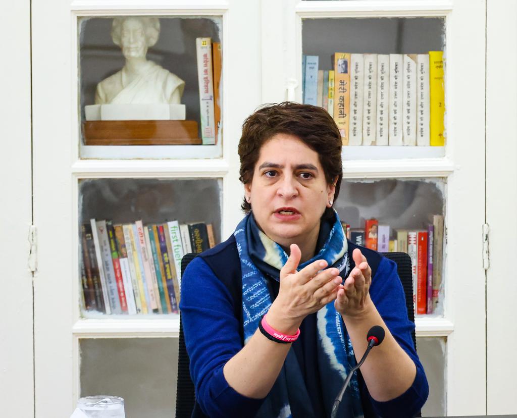 Priyanka4CM's tweet photo. कांग्रेस महासचिव श्रीमती @priyankagandhi जी ने उत्तर प्रदेश कांग्रेस कमेटी कार्यालय पर प्लानिंग और स्ट्रैटेजी कमेटी के साथ रणनीतिक चर्चा कर कांग्रेस के अभियानों को घर-घर पहुंचाने के लिए रणनीति बनाई। https://t.co/rM6jEsHSna