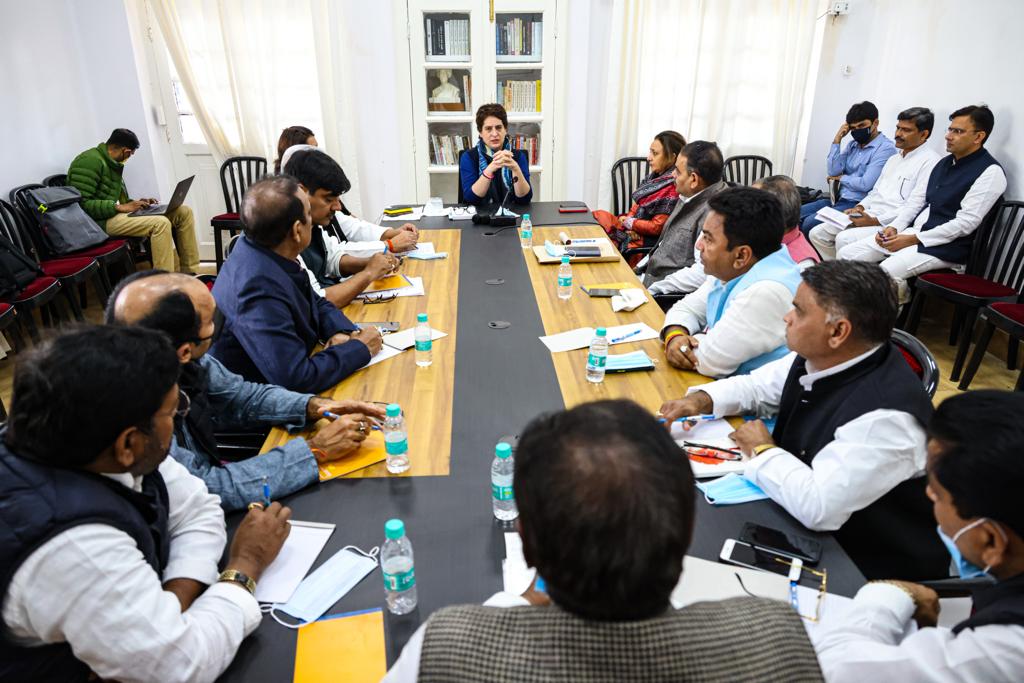 Priyanka4CM's tweet photo. कांग्रेस महासचिव श्रीमती @priyankagandhi जी ने उत्तर प्रदेश कांग्रेस कमेटी कार्यालय पर प्लानिंग और स्ट्रैटेजी कमेटी के साथ रणनीतिक चर्चा कर कांग्रेस के अभियानों को घर-घर पहुंचाने के लिए रणनीति बनाई। https://t.co/rM6jEsHSna