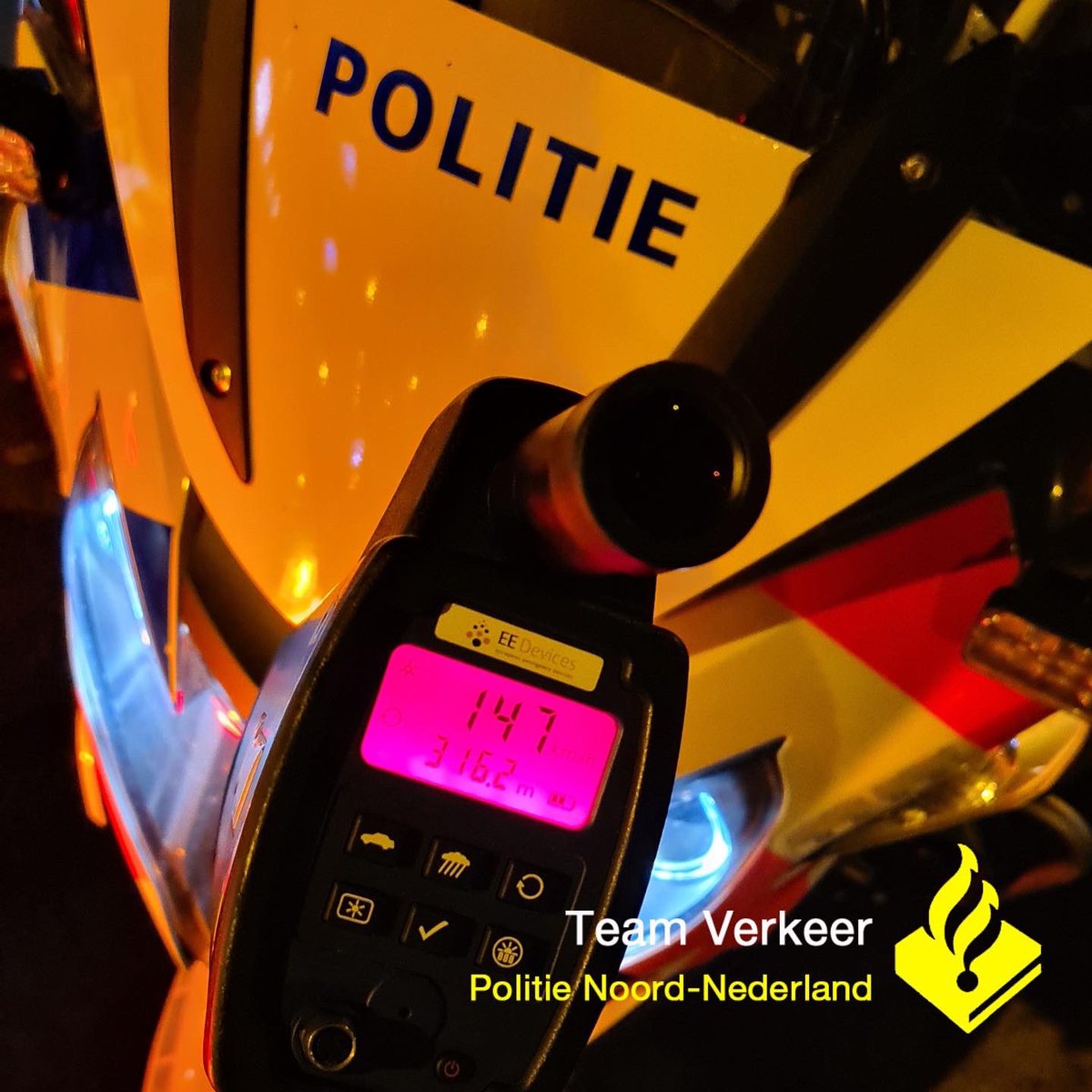 Teamverkeer_NN's tweet photo. Maandagavond het #rijbewijs #ingevorderd en voertuig #inbeslaggenomen van een 23 jarige bestuurder, welke 147 km/u reed, daar waar bij wegwerkzaamheden (tussen #Hoogkerk en #Groningen) een #snelheidsbeperking van 70 km/u gold. Gecorrigeerd een overschrijding van 72 km/u. #TVNN https://t.co/vnExjNlbu5