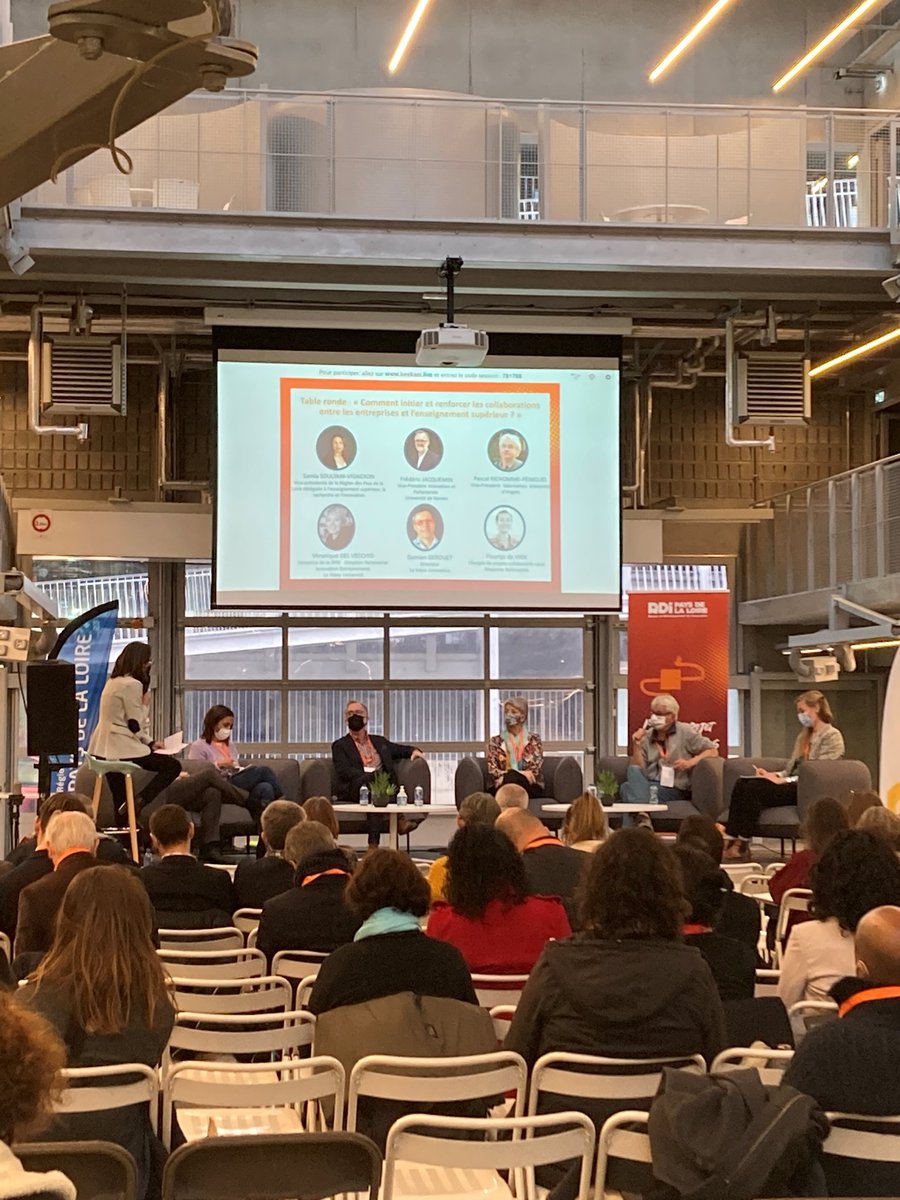 rdipdl's tweet photo. [#AnimationRDI] Un plateau riche pour cette 1ère table ronde « Comment initier et renforcer les collaborations entre les entreprises et l’enseignement supérieur ? ». Beaucoup de dispositifs cités : thèse CIFRE, dispositif Fil'innov, @OuestValo, etc. ! #cestlaplénièreduRDI https://t.co/HqRK7KlGul