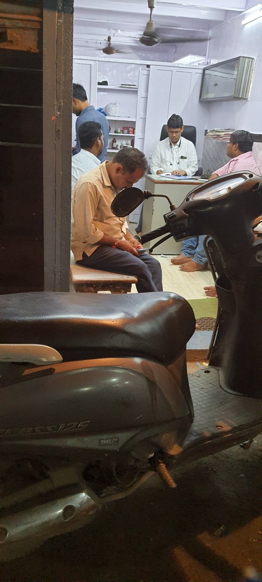 osman78692's tweet photo. Sir, ye compounder hai jo doctor bane baithe hai nahar gate,kherani road, shama medical ke saamne. Inhone sirf 4 paas ki hai aur logon ko lootne ke liye parchi ₹1000 ki
banate hai. 3 baar checking bhi aayi hai par hamesha wapas aake clinic khol lete hai.
Help kariye #Sos_Ponedo https://t.co/nKrTdgtkaW