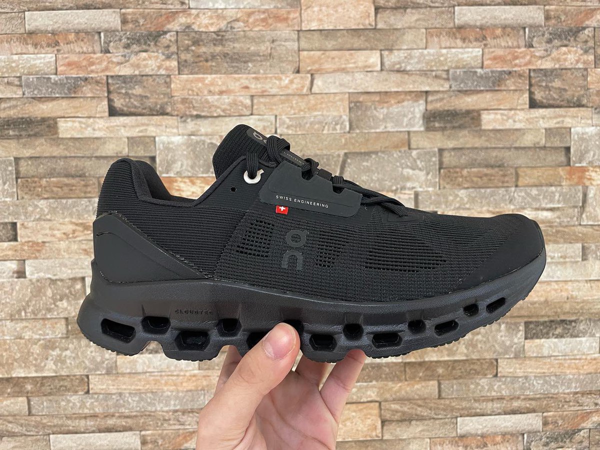 RUNFITNESS2's tweet photo. 待望のCloudstratusのAll black入荷しました!

#On https://t.co/MmWtkTqexz