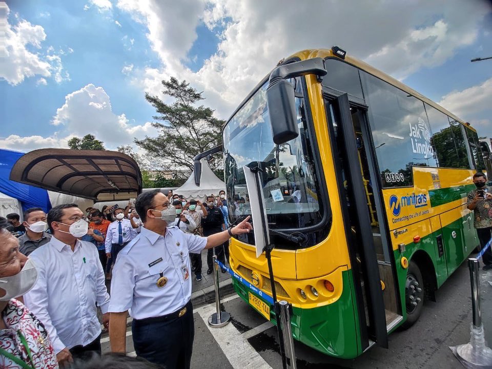 aniesbaswedan's tweet photo. Siapa yang dulu sering naik Koantas Bima? 

Alhamdulillah, sejak minggu lalu armada legendaris Koperasi Angkutan Lintas Bis Madya (Koantas Bima) resmi bergabung ke sistem BRT Transjakarta-JakLingko. 

#JakLingko
#TransJakarta
#KoantasBima

https://t.co/9QZAvDWOpM https://t.co/FWvTcfmkXE