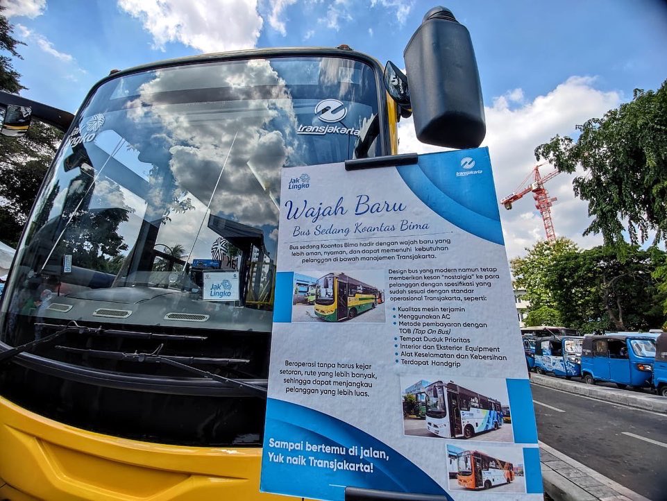 aniesbaswedan's tweet photo. Siapa yang dulu sering naik Koantas Bima? 

Alhamdulillah, sejak minggu lalu armada legendaris Koperasi Angkutan Lintas Bis Madya (Koantas Bima) resmi bergabung ke sistem BRT Transjakarta-JakLingko. 

#JakLingko
#TransJakarta
#KoantasBima

https://t.co/9QZAvDWOpM https://t.co/FWvTcfmkXE