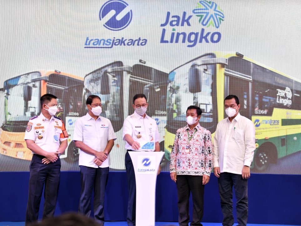 aniesbaswedan's tweet photo. Siapa yang dulu sering naik Koantas Bima? 

Alhamdulillah, sejak minggu lalu armada legendaris Koperasi Angkutan Lintas Bis Madya (Koantas Bima) resmi bergabung ke sistem BRT Transjakarta-JakLingko. 

#JakLingko
#TransJakarta
#KoantasBima

https://t.co/9QZAvDWOpM https://t.co/FWvTcfmkXE
