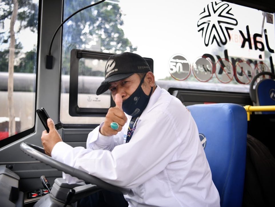 aniesbaswedan's tweet photo. Siapa yang dulu sering naik Koantas Bima? 

Alhamdulillah, sejak minggu lalu armada legendaris Koperasi Angkutan Lintas Bis Madya (Koantas Bima) resmi bergabung ke sistem BRT Transjakarta-JakLingko. 

#JakLingko
#TransJakarta
#KoantasBima

https://t.co/9QZAvDWOpM https://t.co/FWvTcfmkXE