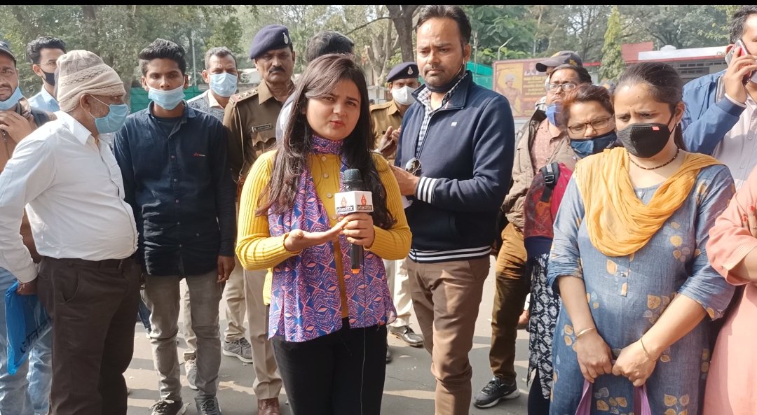 JournoGarima's tweet photo. चयनित वेटिंग शिक्षकों ने शिक्षा मंत्री @Indersinghsjp के बंगले पहुंच किया प्रदर्शन, कब मिलेगी नियुक्ति? शिक्षक भर्ती में भारी विसंगतियां. अब आचार संहिता का हवाला, झूठे आश्वासन!
आखिर क्यों?@ChouhanShivraj?
@pcsharmainc
@INCMP
 @JansamparkMP @AmitGau68690265 @MPTET_TEACHER @MptetJ https://t.co/Koz7xekpJO