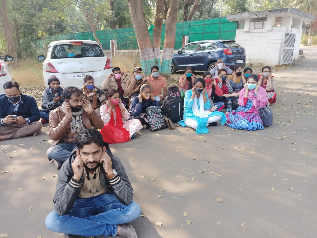 JournoGarima's tweet photo. चयनित वेटिंग शिक्षकों ने शिक्षा मंत्री @Indersinghsjp के बंगले पहुंच किया प्रदर्शन, कब मिलेगी नियुक्ति? शिक्षक भर्ती में भारी विसंगतियां. अब आचार संहिता का हवाला, झूठे आश्वासन!
आखिर क्यों?@ChouhanShivraj?
@pcsharmainc
@INCMP
 @JansamparkMP @AmitGau68690265 @MPTET_TEACHER @MptetJ https://t.co/Koz7xekpJO