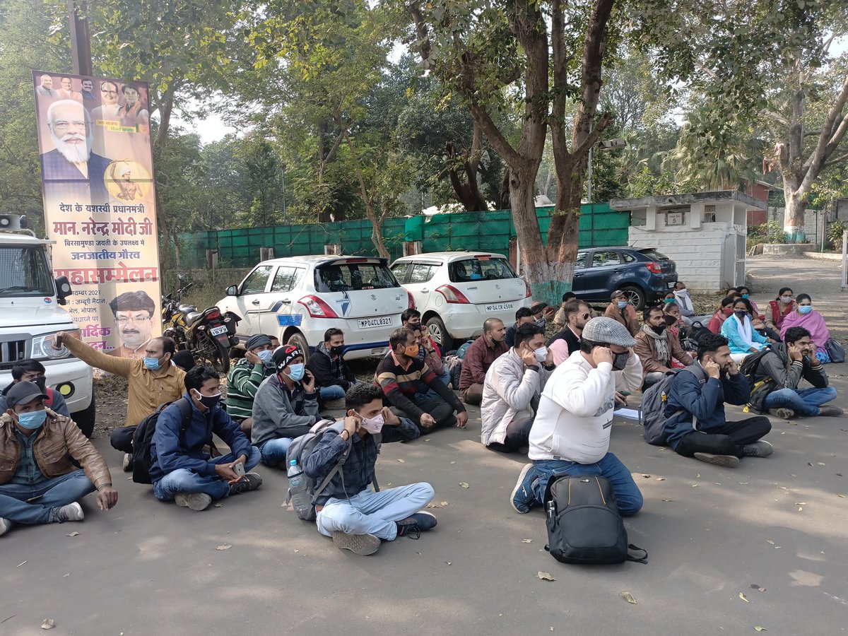 JournoGarima's tweet photo. चयनित वेटिंग शिक्षकों ने शिक्षा मंत्री @Indersinghsjp के बंगले पहुंच किया प्रदर्शन, कब मिलेगी नियुक्ति? शिक्षक भर्ती में भारी विसंगतियां. अब आचार संहिता का हवाला, झूठे आश्वासन!
आखिर क्यों?@ChouhanShivraj?
@pcsharmainc
@INCMP
 @JansamparkMP @AmitGau68690265 @MPTET_TEACHER @MptetJ https://t.co/Koz7xekpJO