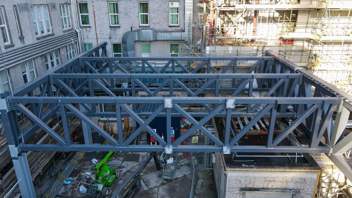 Clancy_Drangan's tweet photo. #Clancy achieved a significant milestone on the Mercy University Hospital project as 6 Trusses were installed. With one of the biggest cranes on site (700 tonnes) and one of the biggest lifts (20 tonnes), thanking our team for putting in the hours to succeed. #Builtonpartnership https://t.co/MhzWKzXxdX